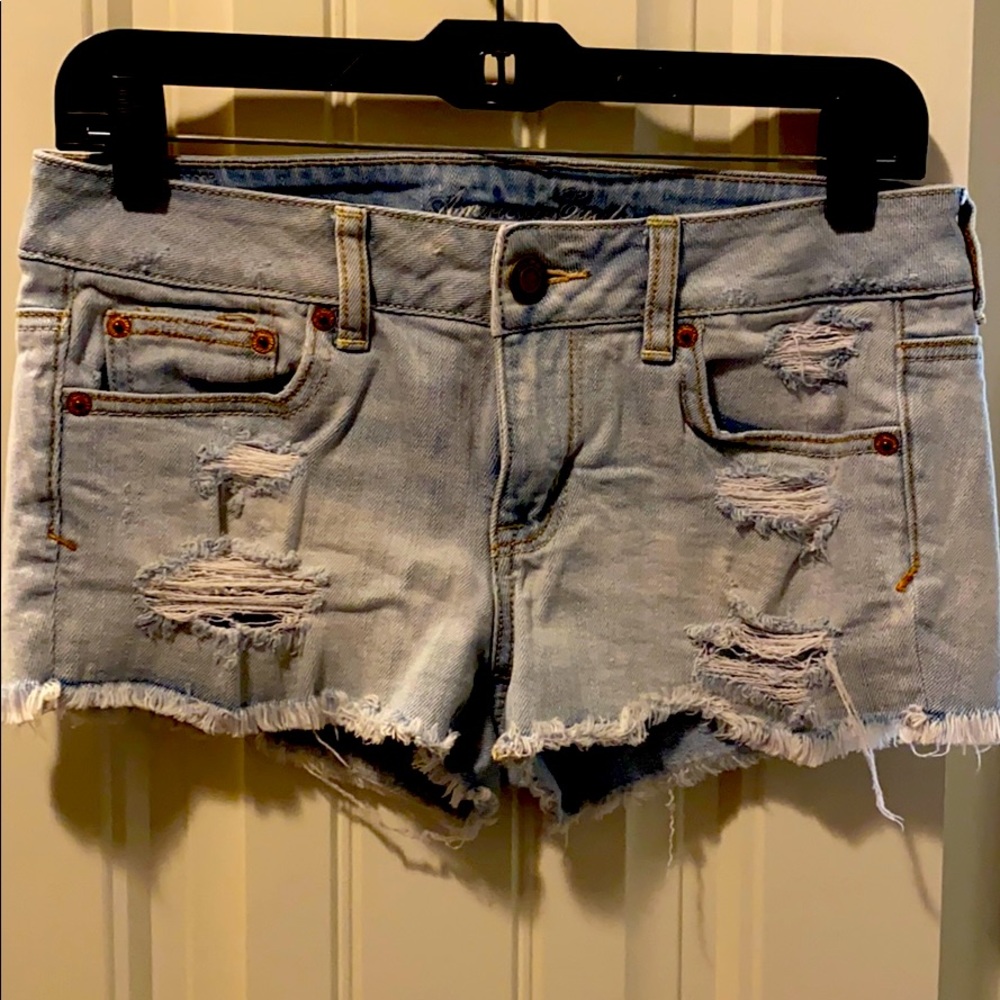 aE shirt distressed light denim shorts size 4